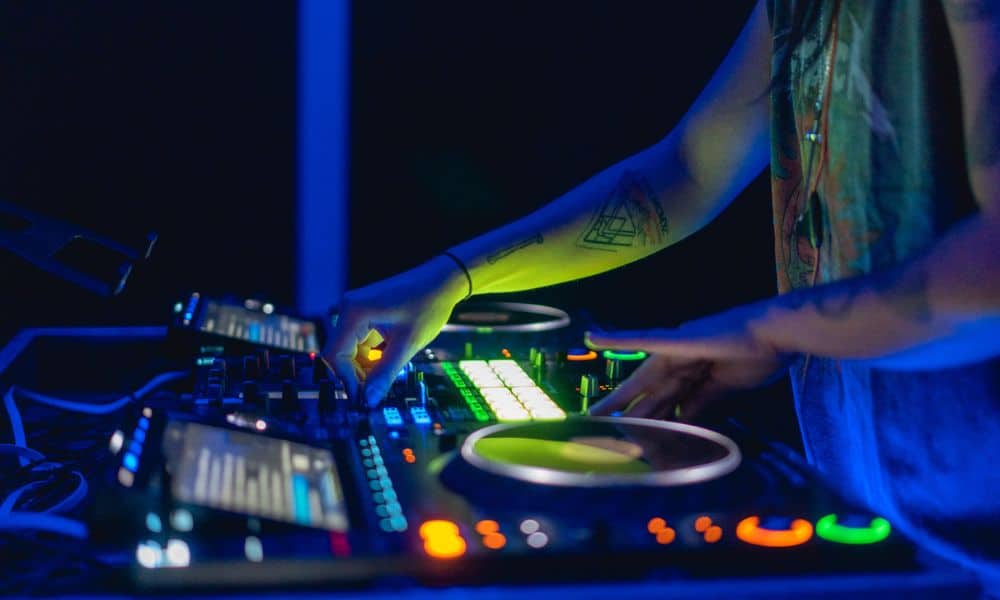 Soirée Apéro & DJ Set au V and B Nort-sur-Erdre ! 🎶🍻 1 DJ set live 2