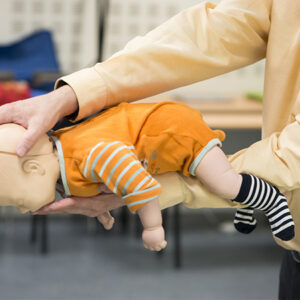Gestes premiers secours nourrisson/enfant et prévention 18 Gestes premiers secours nourrisson/enfant et prévention 18 IPSEN etouffement 912 22 Joan Bardeletti