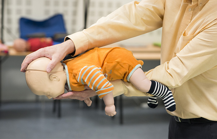 Gestes premiers secours nourrisson/enfant et prévention 1 Gestes premiers secours nourrisson/enfant et prévention 1 IPSEN etouffement 912 22 Joan Bardeletti